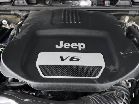 Used 2017 Jeep Wrangler Unlimited Sahara w/ Connectivity Group AWD/4WD image 15