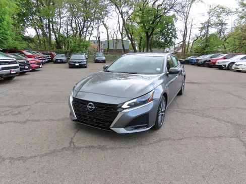Used 2025 Nissan Altima 2.5 SV FWD image 1
