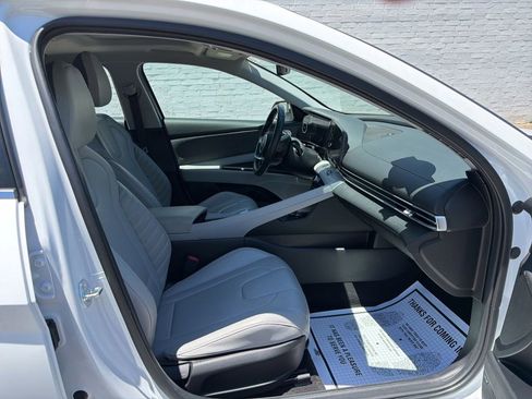 Used 2025 Hyundai Elantra Limited FWD image 12