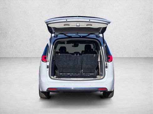 Used 2022 Chrysler Pacifica Limited image 6
