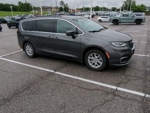Used 2022 Chrysler Pacifica Touring-L FWD image 9