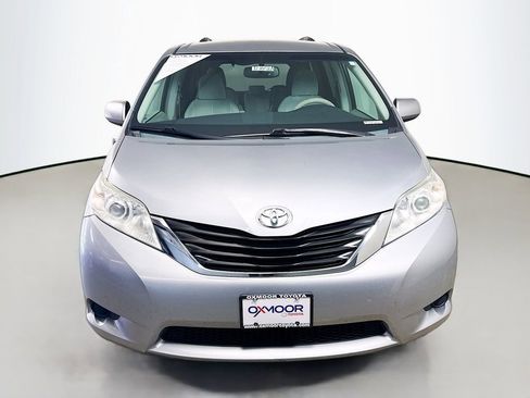 Used 2013 Toyota Sienna LE image 2