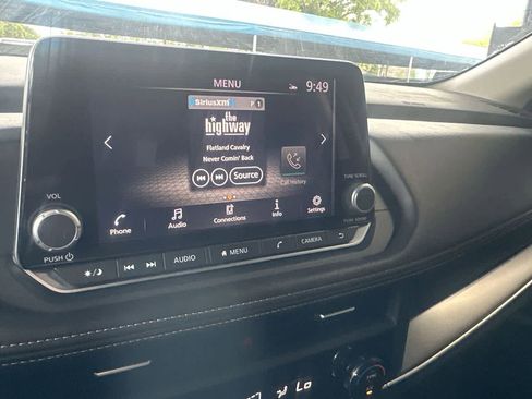 Used 2025 Nissan Rogue SV FWD image 18