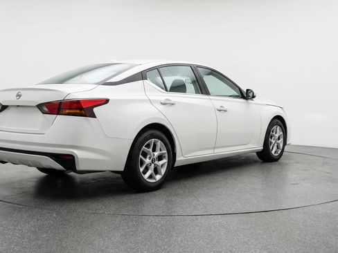 Used 2025 Nissan Altima 2.5 SV image 9