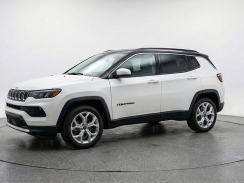 Used 2025 Jeep Compass Latitude image 3