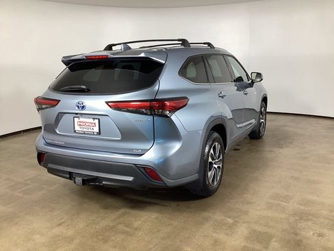 Used 2021 Toyota Highlander XLE AWD/4WD image 5