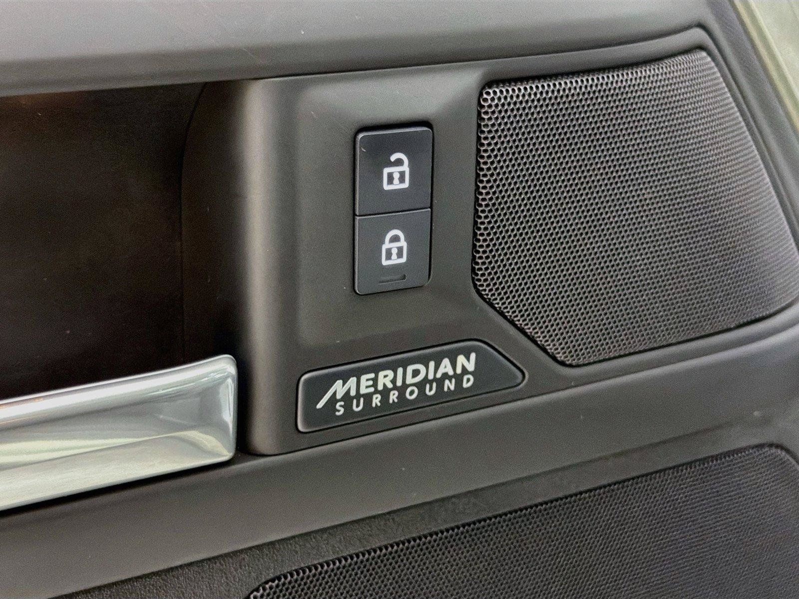 Certified 2025 Land Rover Defender 110 X-Dynamic SE AWD/4WD image 18