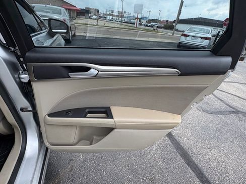 Used 2019 Ford Fusion SE FWD image 14