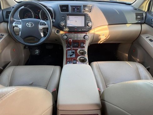 Used 2012 Toyota Highlander Limited w/ Tow Pkg AWD/4WD image 16