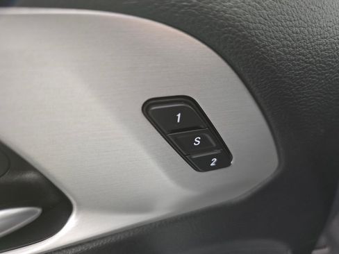 Used 2023 Chrysler Pacifica Limited w/ Uconnect Theater Family Group FWD image 22