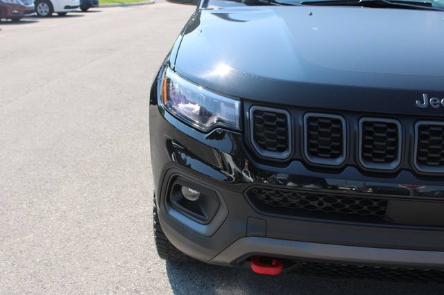 Used 2025 Jeep Compass Trailhawk AWD/4WD image 39