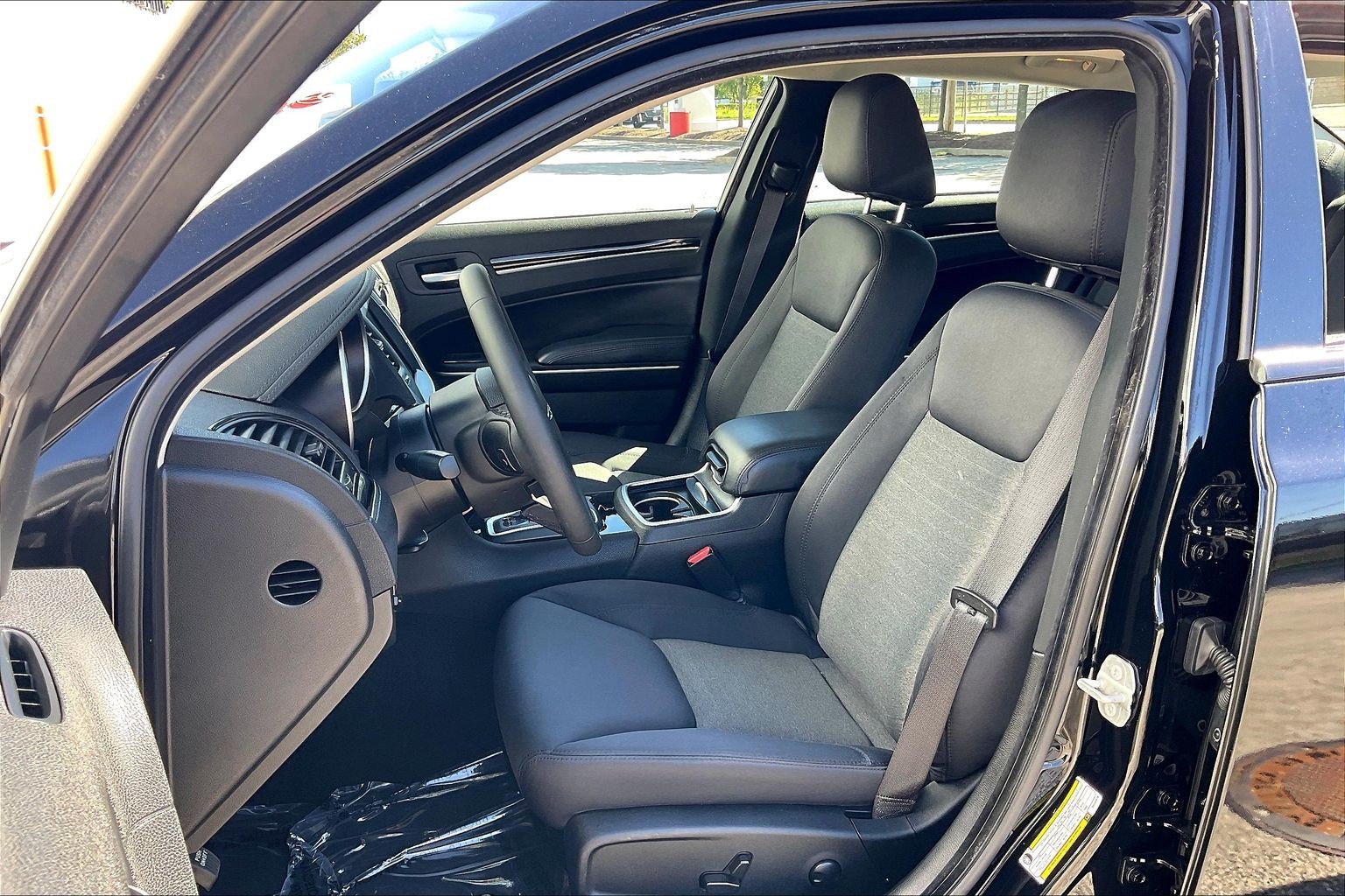 Used 2023 Chrysler 300 Touring w/ Sport Appearance Package RWD image 29