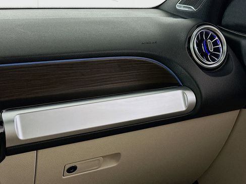 Used 2024 Mercedes-Benz GLB 250 4MATIC w/ Exclusive Package image 17