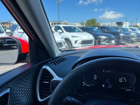 Used 2025 Kia Soul LX w/ LX Technology Package FWD image 34
