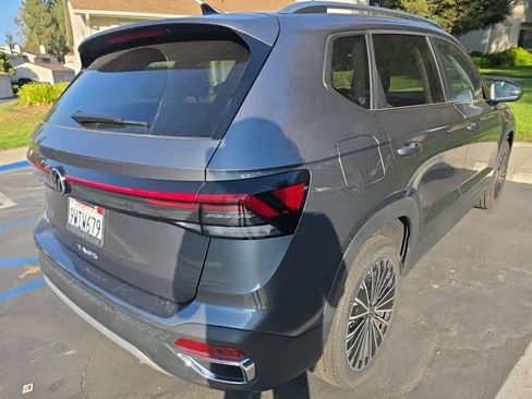 Used 2025 Volkswagen Taos SE w/ Panoramic Sunroof Package FWD image 7