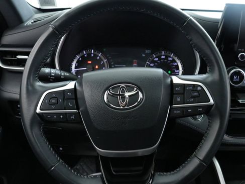 Used 2023 Toyota Highlander L image 12