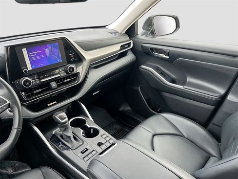 Used 2024 Toyota Highlander XLE image 25