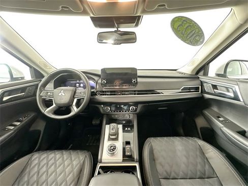 Used 2023 Mitsubishi Outlander SEL image 3
