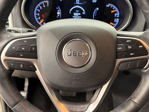 Used 2019 Jeep Grand Cherokee Altitude AWD/4WD image 10