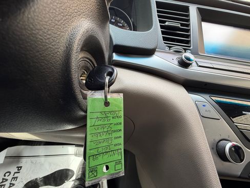 Used 2017 Hyundai Elantra SE image 30