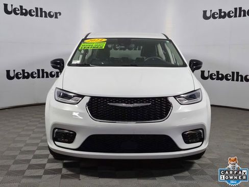 Used 2024 Chrysler Pacifica Touring-L image 2