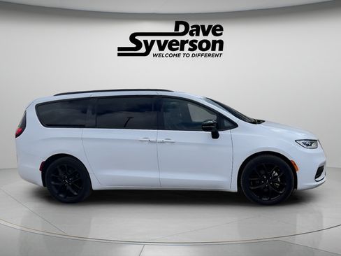 Used 2025 Chrysler Pacifica Limited FWD image 4