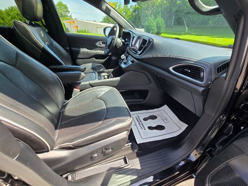 Used 2025 Chrysler Pacifica Limited FWD image 26