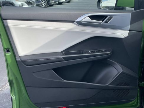 Certified 2025 Volkswagen Taos SE w/ Black Wheel Package image 15