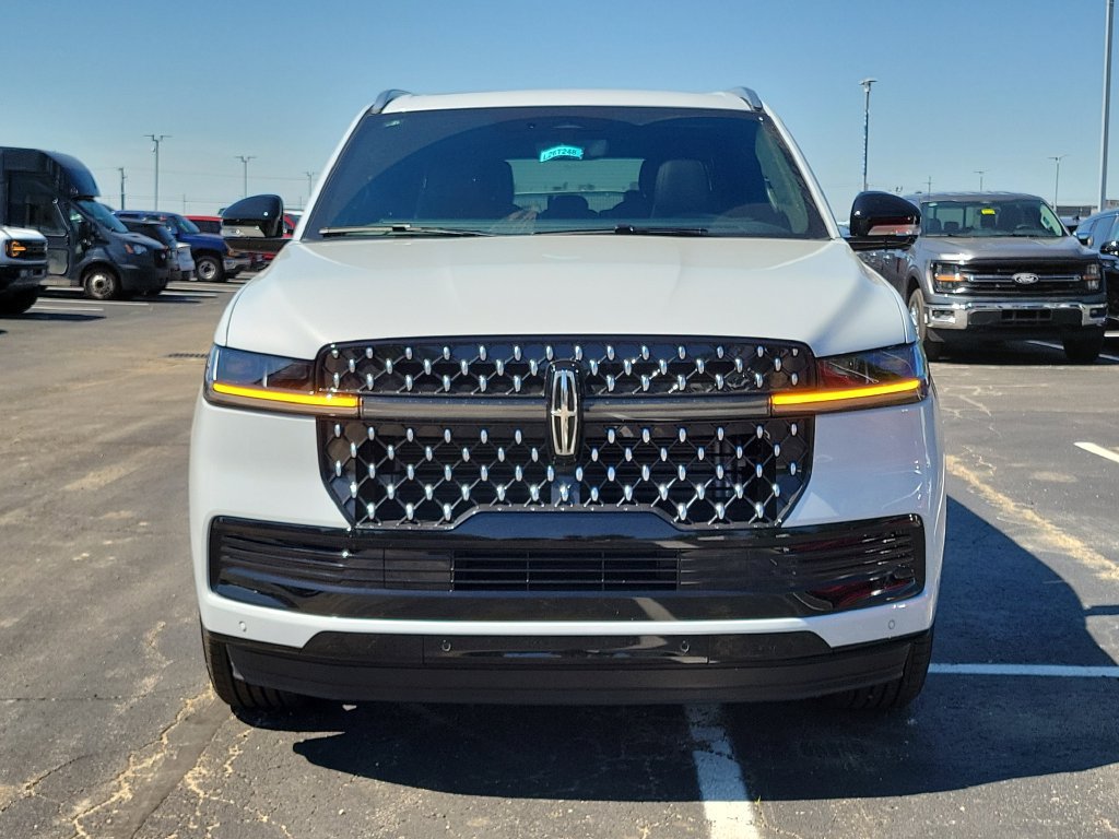 New 2026 Lincoln Navigator L Black Label AWD/4WD image 2