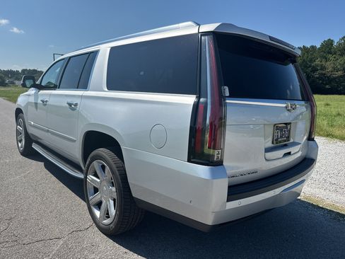 Used 2018 Cadillac Escalade ESV Luxury AWD/4WD image 4