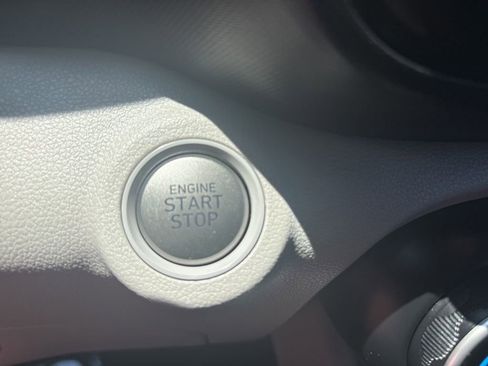 Used 2025 Hyundai Venue SEL FWD image 27