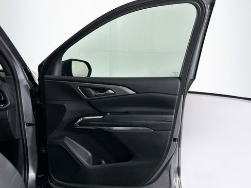 Used 2025 Chevrolet Traverse LT FWD image 34