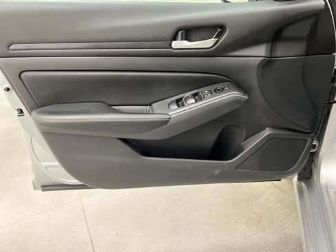 Used 2025 Nissan Altima 2.5 SV FWD image 14