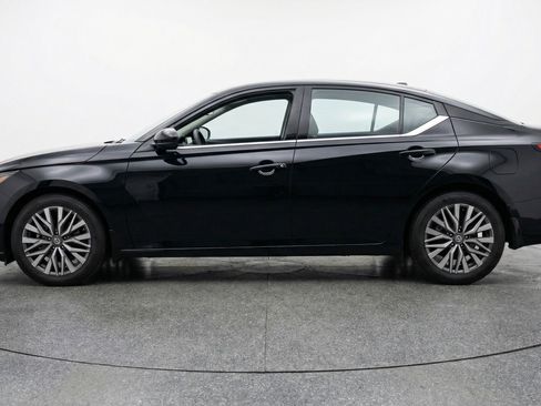 Used 2025 Nissan Altima 2.5 SV image 5