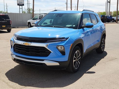 Used 2024 Chevrolet TrailBlazer LT w/ LT Cold Weather Package FWD image 1