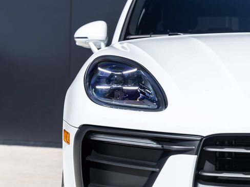 Certified 2026 Porsche Macan AWD/4WD image 19