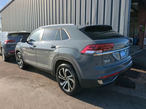 Used 2023 Volkswagen Atlas Cross Sport SE w/ Panoramic Sunroof Package FWD image 3