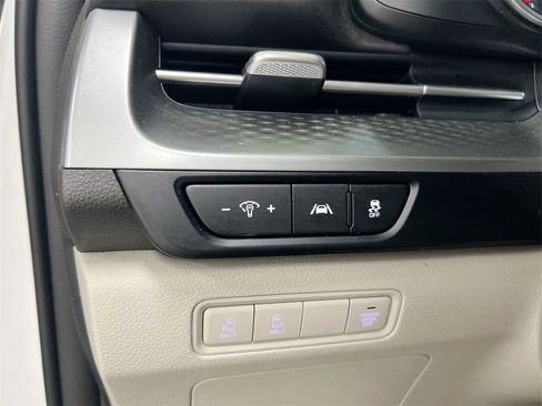 Used 2024 Kia Carnival LX image 17