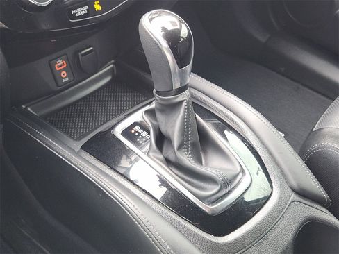 Used 2017 Nissan Rogue SL w/ SL Premium Package image 19