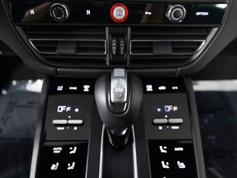 Certified 2025 Porsche Macan image 27