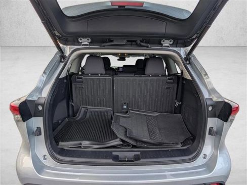 Used 2023 Toyota Highlander LE image 6