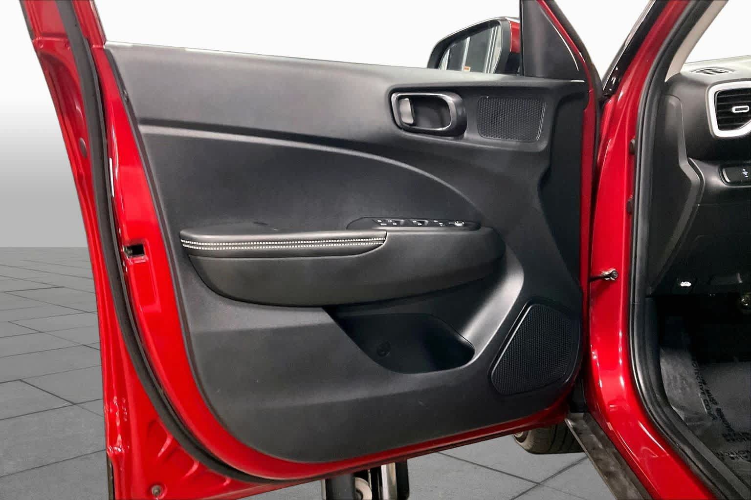 Used 2024 Hyundai Venue Limited FWD image 21