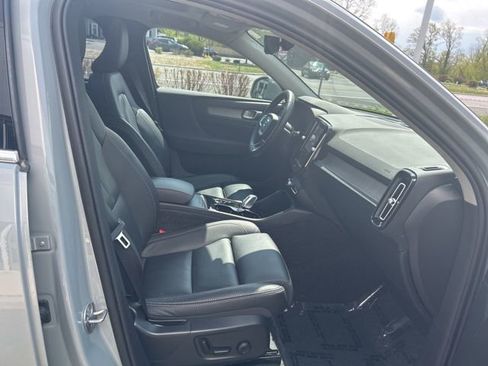 Certified 2025 Volvo XC40 B5 Plus AWD/4WD image 15