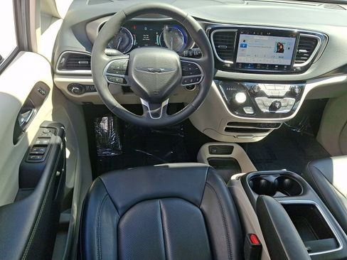 Used 2023 Chrysler Pacifica Touring-L FWD image 12