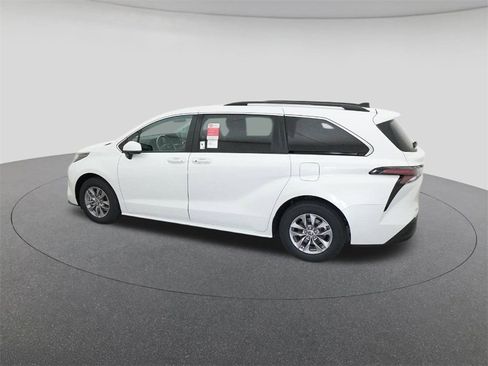 New 2026 Toyota Sienna XLE image 4