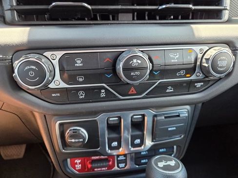 Used 2024 Jeep Wrangler Rubicon AWD/4WD image 25