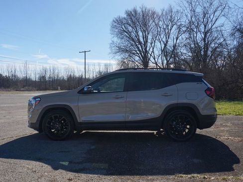 Used 2023 GMC Terrain SLE w/ Driver Convenience Package image 6