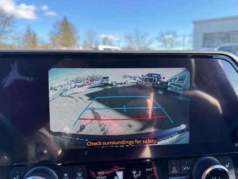 Used 2023 Toyota Highlander XLE image 29