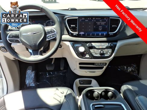 Used 2024 Chrysler Pacifica Touring-L FWD image 11