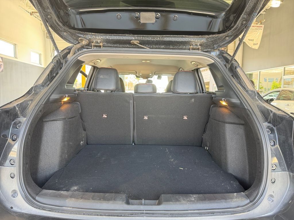 Used 2025 Nissan Kicks SR AWD/4WD image 29